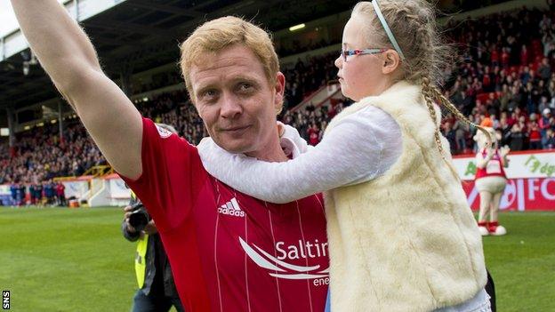 Barry Robson says goodbye to the Aberdeen fans