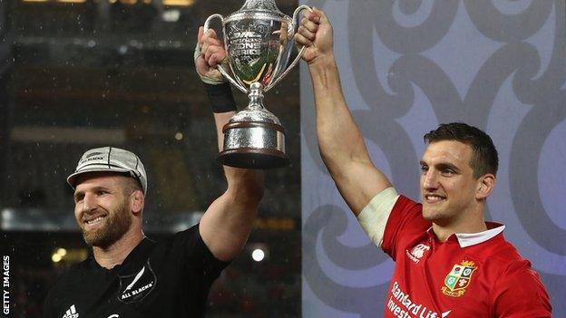 Kieran Reed and Sam Warburton hold up the trophy