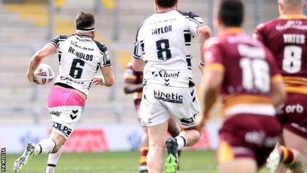 New signing Josh Reynolds lost his shorts but not his cool as his third try helped Hull victory at Emerald Headingley