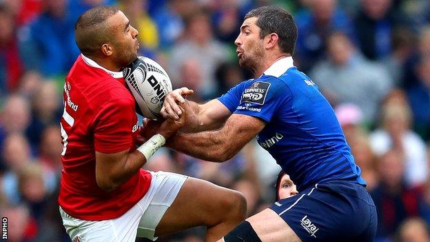 Simon Zebo and Rob Kearney challenge for a high ball during the Irish derby