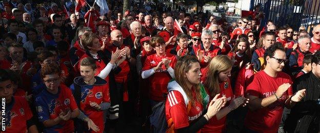 Munster fans took part in a minute's applause as a mark of respect after hearing of the news of the death of Munster head coach Anthony Foley