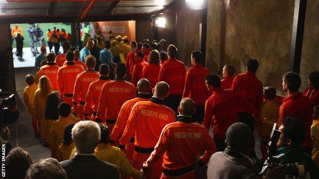 Spain and Netherlands players line up in the tunnel before the 2010 World Cup final