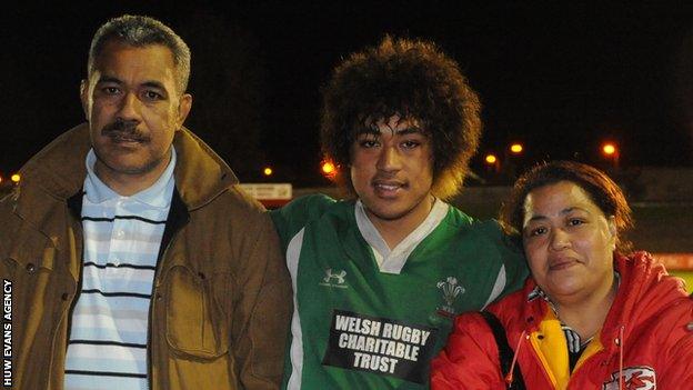 Kuli, Taulupe and Vika Faletau in 2009