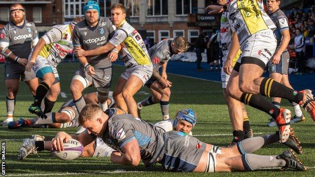 Shane Lewis-Hughes scores a try