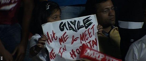 A young fan holds a sign