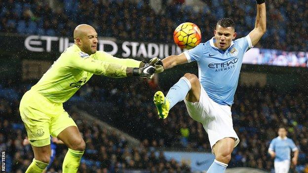 Tim Howard saves from Sergio Aguero