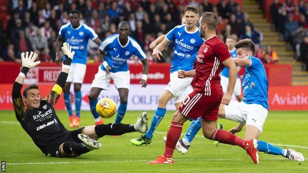 Niall McGinn scores