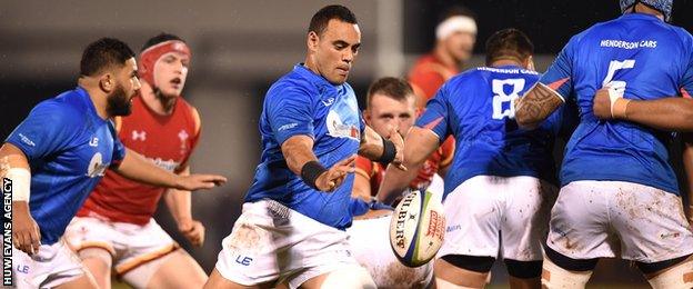 Kahn Fotuali'i prepares to kick for Samoa against Wales