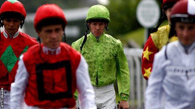 Jockey Jim Crowley (centre)