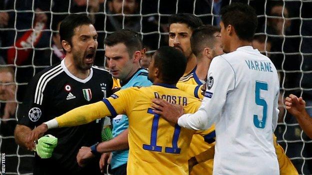 Referee Michael Oliver is confronted by Juventus keeper Gianluigi Buffon after awarding a penalty to Real Madrid