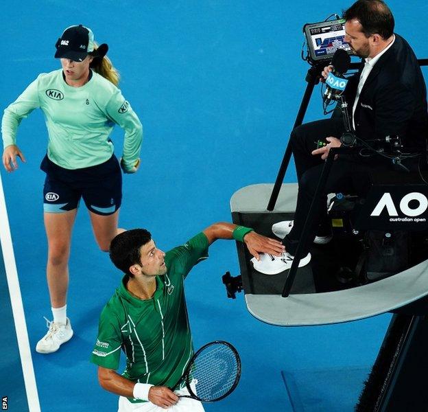 Djokovic taps umpire on feet