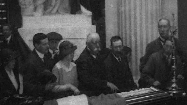 Mourners filing past the coffin of Jeremiah O'Donovan Rossa in 1915