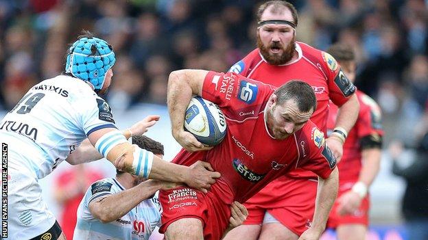 Ken Owens in action for Scarlets against Racing 92 in the 2015-16 Champions Cup