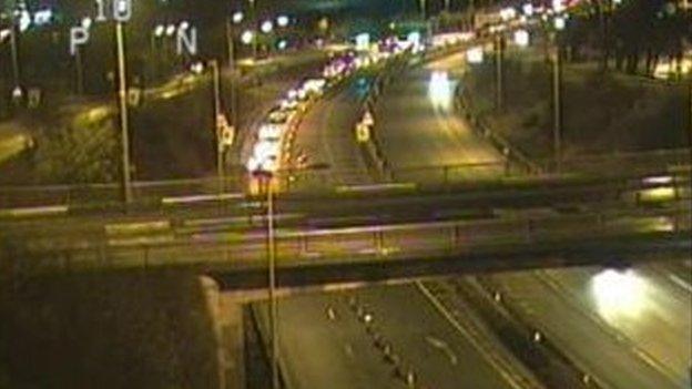 One lane closed on A90 approach to Forth Road Bridge