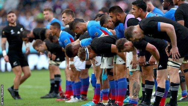 Players bow after matches in Japan