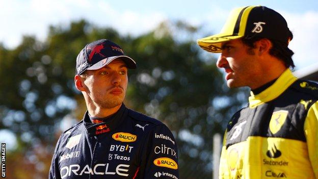 Max Verstappen talks to Carlos Sainz