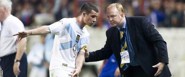 Barry Ferguson talks to Scotland manager Alex McLeish