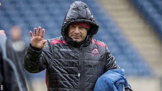 Edinburgh head coach Richard Cockerill oversees training