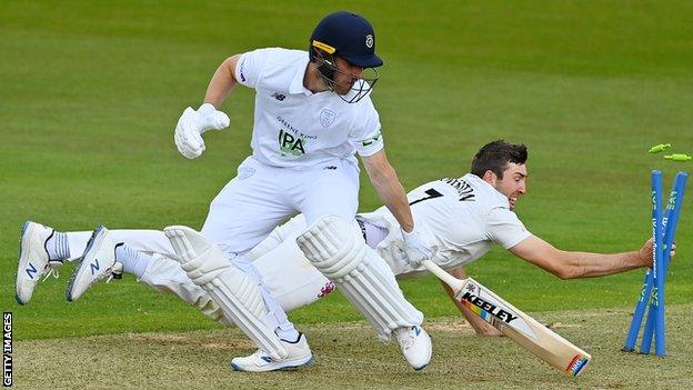 Craig Overton attempts to run out Hampshire batsman Joe Weatherley