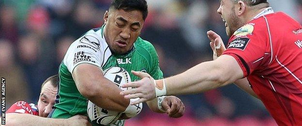 Ken Owens tackles Bundee Aki