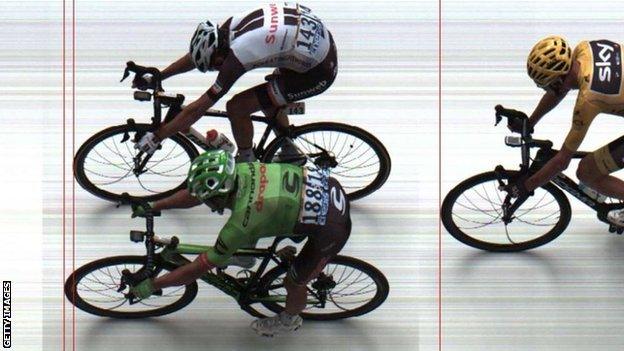 The photo finish at the end of stage nine