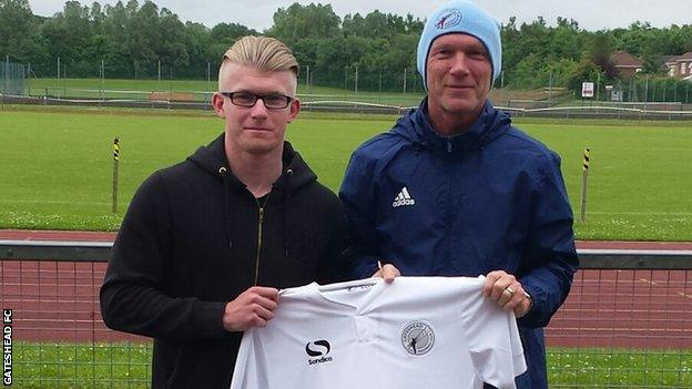 George Smith with Gateshead manager Neil Aspin.