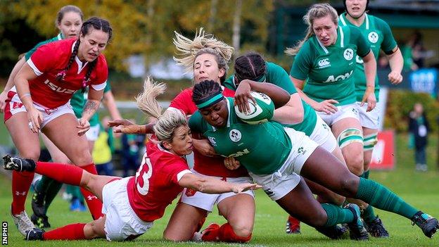 Linda Djougang scores a try