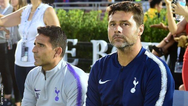 Tottenham manager Mauricio Pochettino (right)