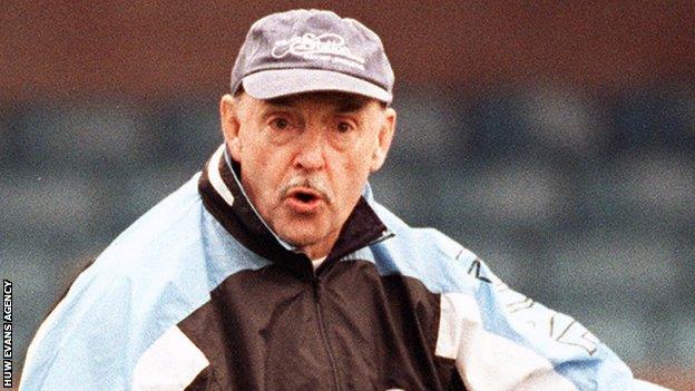 Alex Evans coaches Cardiff RFC