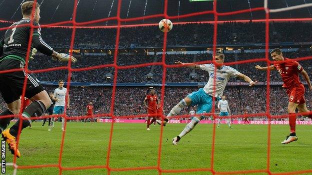 Robert Lewandowski scores for Bayern Munich against Schalke