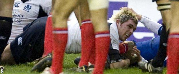 Sean Lamont scores a try for Scotland against France in 2006