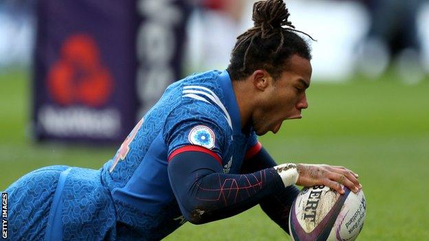 Teddy Thomas scores a try for France