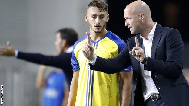 Jordi Cruyff (R) talks to Maccabi's Israeli midfielder Omer Atzili (L) during the UEFA Europa League Group A football match between Maccabi Tel Aviv and Villarreal