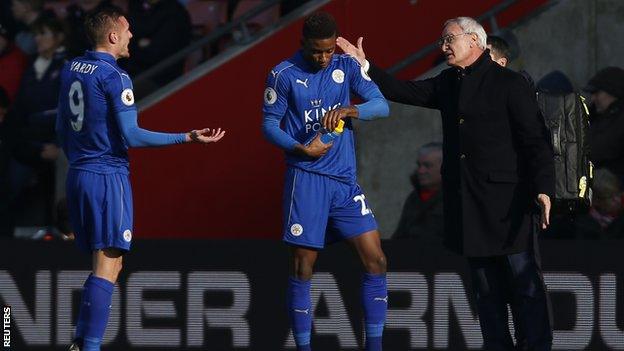 Leicester City manager Claudio Ranieri speaks with Jamie Vardy and Demarai Gray