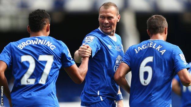 Duncan Ferguson (centre) celebrates with Everton