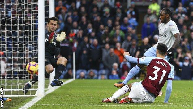 Dwight McNeil scores for Burnley