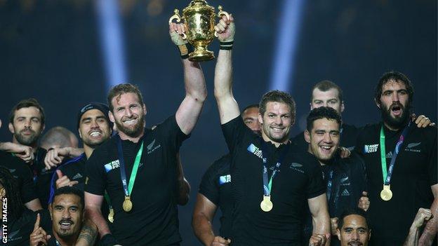 Current New Zealand captain Kieran Read (L) and 2015 World Cup-winning skipper Richie McCaw (R) hold the Webb Ellis trophy