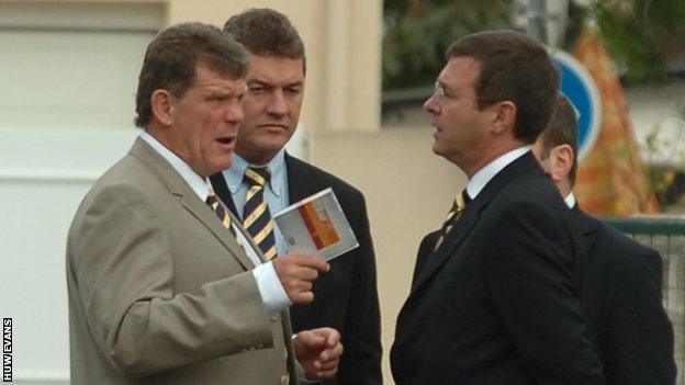 Failure at the 2007 World Cup ended Gareth Jenkins' (L) time as Wales coach and left WRU chief Roger Lewis (R) searching for a replacement