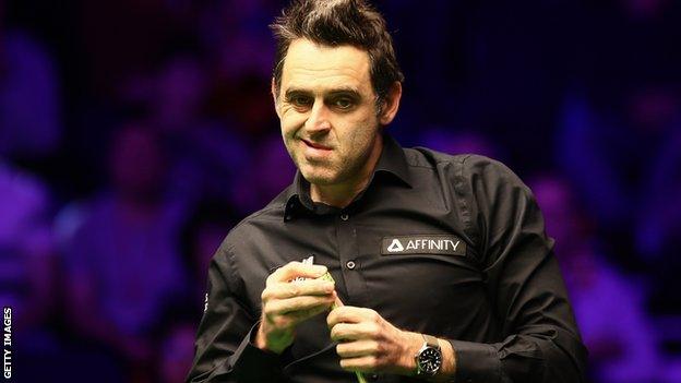 Ronnie O'Sullivan had issues with his cue tip in Milton Keynes