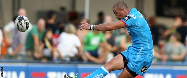 Ruan Pienaar has a long-range penalty attempt in Treviso