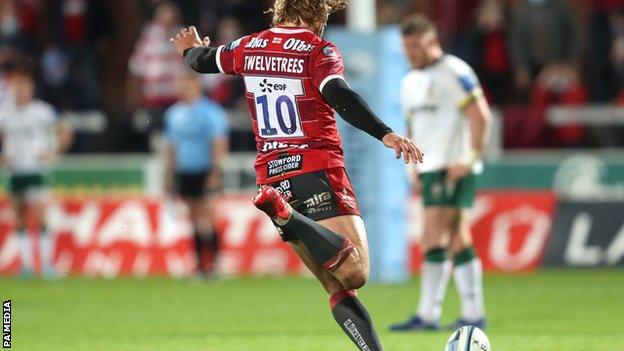 Billy Twelvetrees kicks the winning penalty for Gloucester