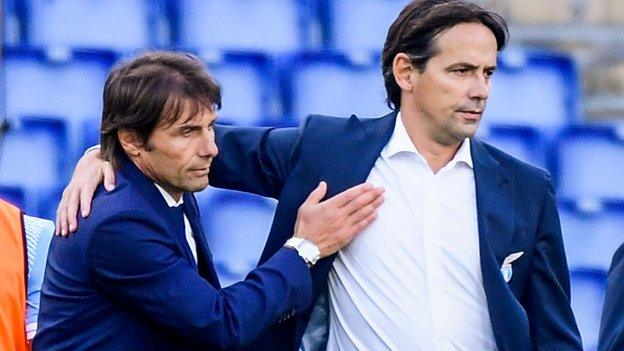 Antonio Conte congratulates Lazio's Italian coach Simone Inzaghi (R)