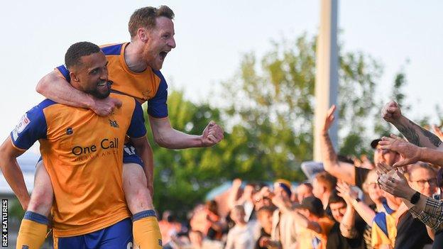 Jordan Bowery of Mansfield Town celebrates with Stephen Quinn after scoring his side's second goal