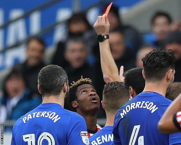 Didier Ndong of Sunderland (2nd left) is shown a red card