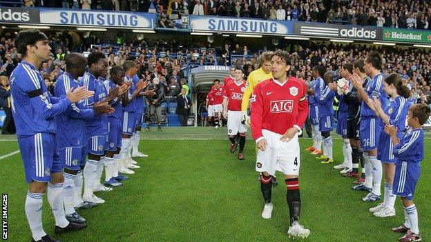 Chelsea give Manchester United guard of honour