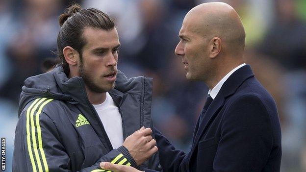 Gareth Bale (left) with Zinedine Zidane