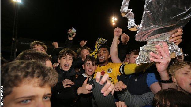 Shaun Jeffers mobbed by fans