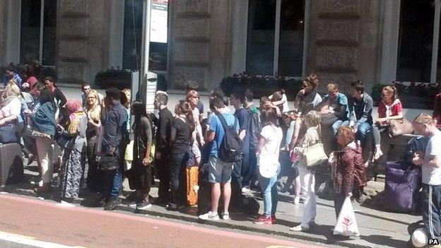 Victoria Station queues for the bus