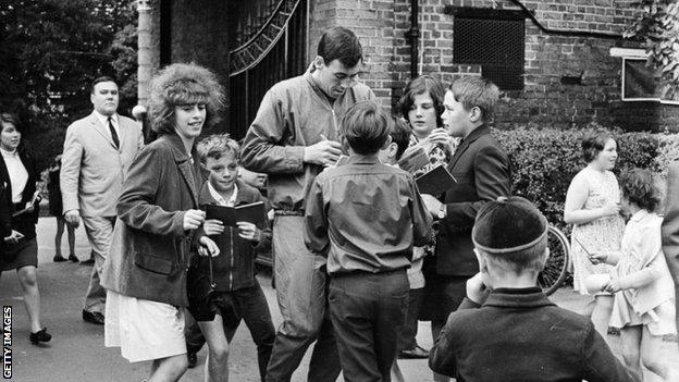 Gordon Banks signing autographs in Hendon in July 1966