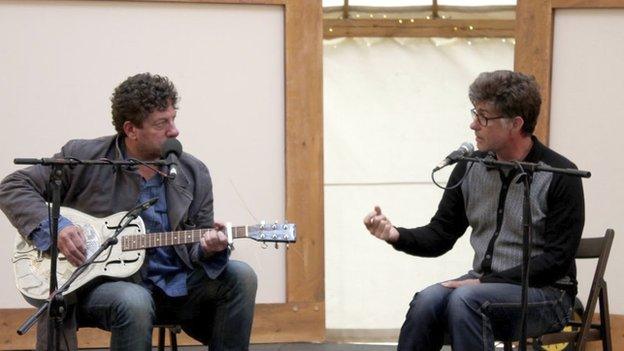 Twm Morys ac Idris Morris Jones oedd yn sgwrsio yn y Tŷ Gwerin heddiw // The bard and musician Twm Morys in a Q&A with musician and broadcaster Idris Morris Jones at the folk tent today